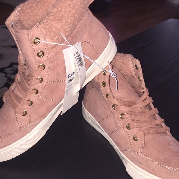 Fuzzy high top boots - Picture 6 of 6